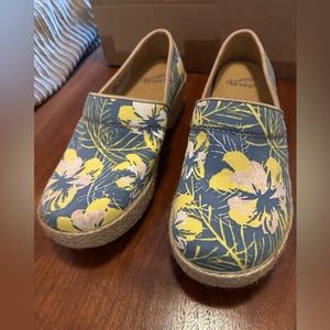 Women’s size 39 (European), 8-8.5 US women’s.  Dansko clogs. Hawaiian.